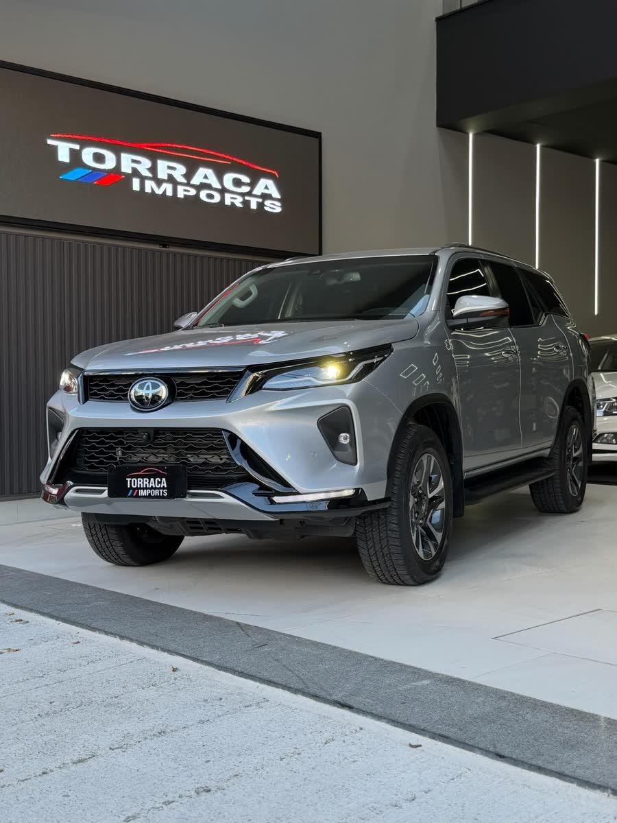 Toyota Hilux SW4 Diamond 7 lugares 2.8 Turbodiesel 2025/2026, cor prata